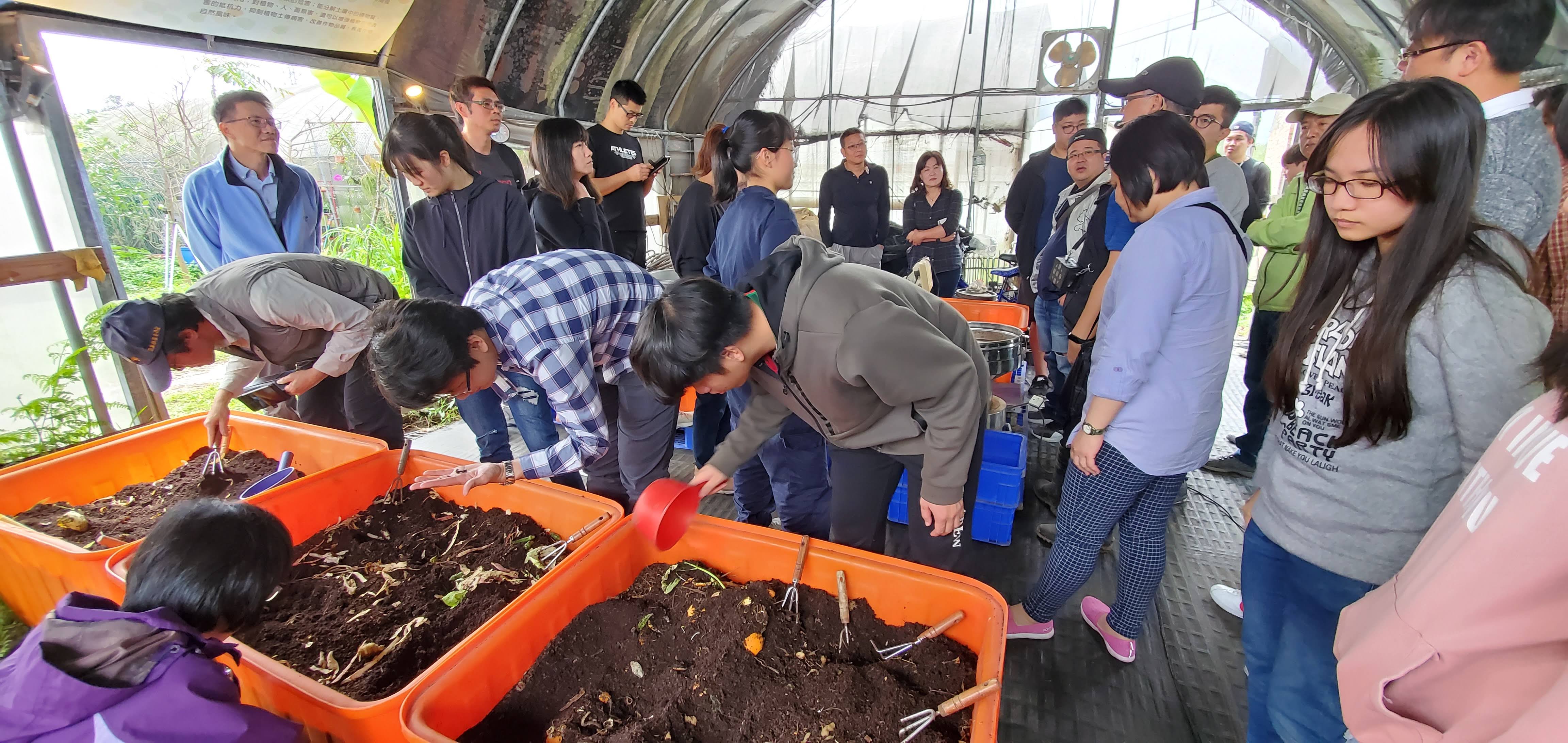 坵隱農場蚯蚓養殖與觀察現場